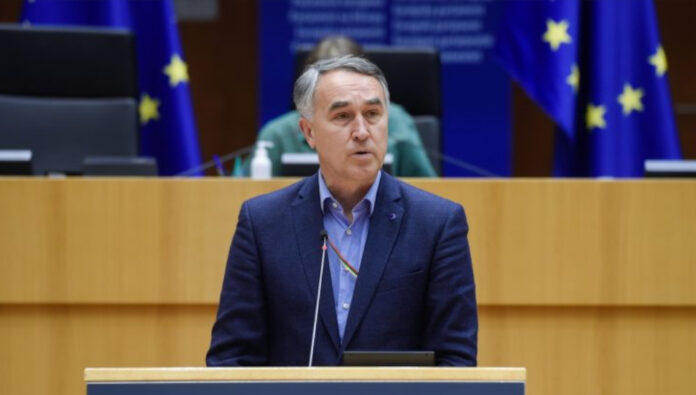 بيتراس أوستريفيشيوس يطالب بمحاسبة النظام الإيراني