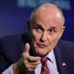 جولياني: ابن الشاه مجرد ملياردير طائر يطيل أمد النظام الإيراني