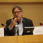 رئيس وزراء بلجيكا الأسبق يدعو أوروبا للتخلي عن الاسترضاء ويطرح استراتيجية خماسية لدعم المقاومة الإيرانية