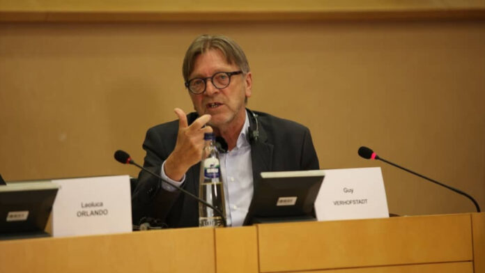 رئيس وزراء بلجيكا الأسبق يدعو أوروبا للتخلي عن الاسترضاء ويطرح استراتيجية خماسية لدعم المقاومة الإيرانية