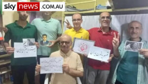 سكاي نيوز أستراليا: رسالة مزلزلة للولي الفقیة.. فيديو مسرب يوثق تحدي السجناء للمشانق وأهزوجة عرش الطاغية سيتحطم