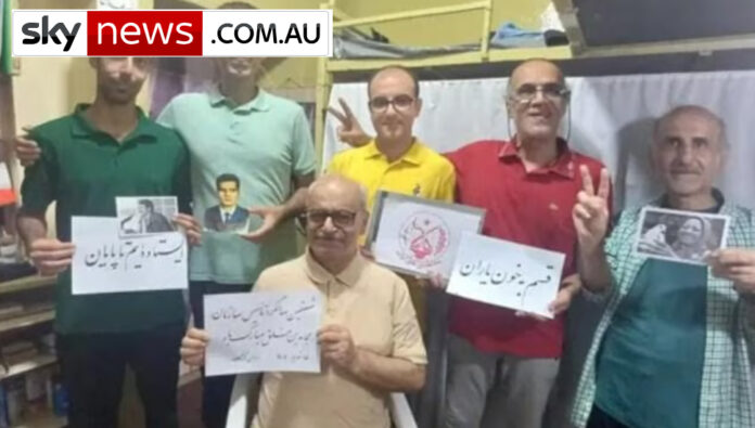 سكاي نيوز أستراليا: رسالة مزلزلة للولي الفقیة.. فيديو مسرب يوثق تحدي السجناء للمشانق وأهزوجة عرش الطاغية سيتحطم