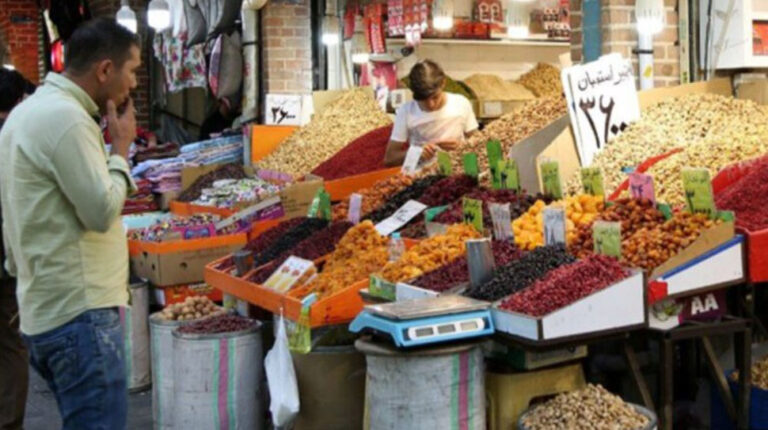 التضخم في إيران: سلة الغذاء تلتهم «85%» من دخل العامل