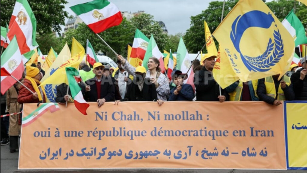 صحيفة لوفيغارو: آلاف يتظاهرون في باريس تنديداً بالإعدامات وللمطالبة بمحاسبة النظام الإيراني