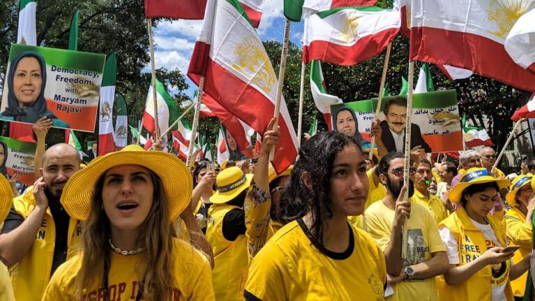 ربيع المقاومة الدائم: أربعة عقود من النضال توقد شعلة التمرد في جيل إيران الجديد