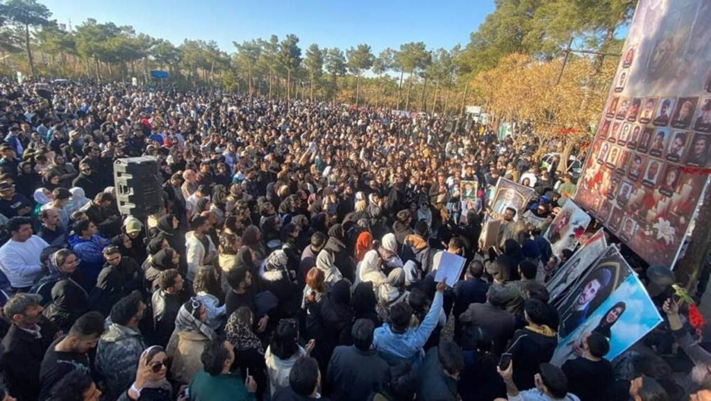 إيران اليوم: قمع أمني يخفي أزمة شاملة تهدد بانفجار قريب