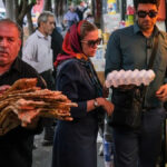 ظل الحرب ومقصلة التسريحات: انهيار الصناعة الإيرانية والعمال يدفعون فاتورة الفساد