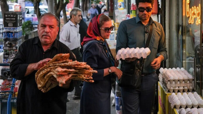 ظل الحرب ومقصلة التسريحات: انهيار الصناعة الإيرانية والعمال يدفعون فاتورة الفساد