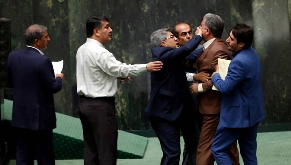 صراع الأجنحة وعقيدة البقاء.. الانقسامات تمزق قمة النظام الإيراني