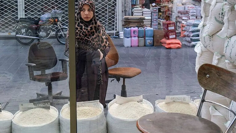 موجة غلاء جديدة تضرب موائد الإيرانيين: ارتفاع جنوني في أسعار السلع الأساسية وزيت الطهي يقفز بنسبة 375%