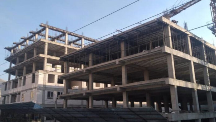 مليارات مهدورة وأزمة سكن خانقة.. المشاريع غير المكتملة تفضح الفساد الهيكلي لـ النظام الإيراني