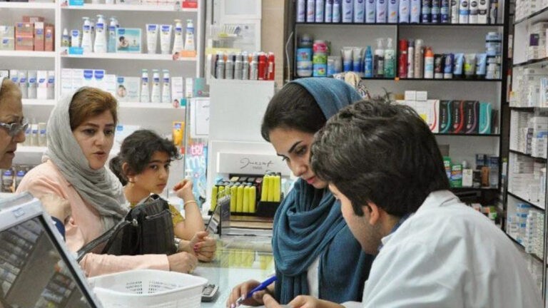  غلاء فاحش أو انعدام تام.. إفلاس المنظومة الصحية يضع الإيرانيين أمام خيارات كارثية