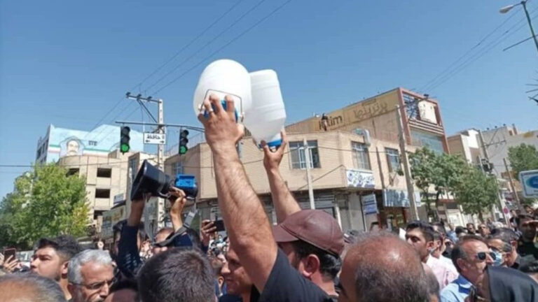  مجاعة وعطش وعزلة رقمية.. طوفان الغضب الشعبي يحاصر ديكتاتورية طهران