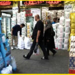 ثروة منهوبة وشعب يتضور جوعاً.. كيف يبتلع النظام الإيراني عائدات النفط في الأسواق المظلمة؟