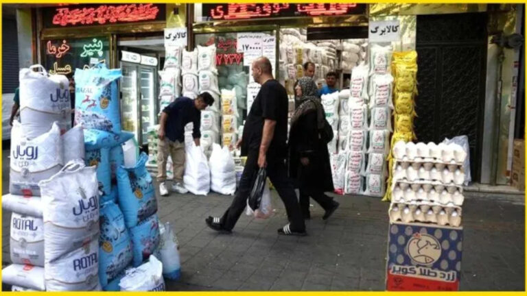 ثروة منهوبة وشعب يتضور جوعاً.. كيف يبتلع النظام الإيراني عائدات النفط في الأسواق المظلمة؟