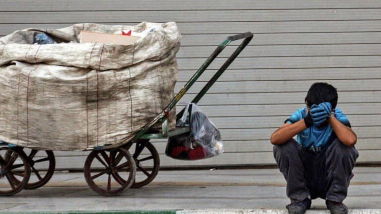 رواتب لا تكفي للعيش.. هكذا تلتهم آلة الحرب والفساد الطبقة الوسطى في إيران