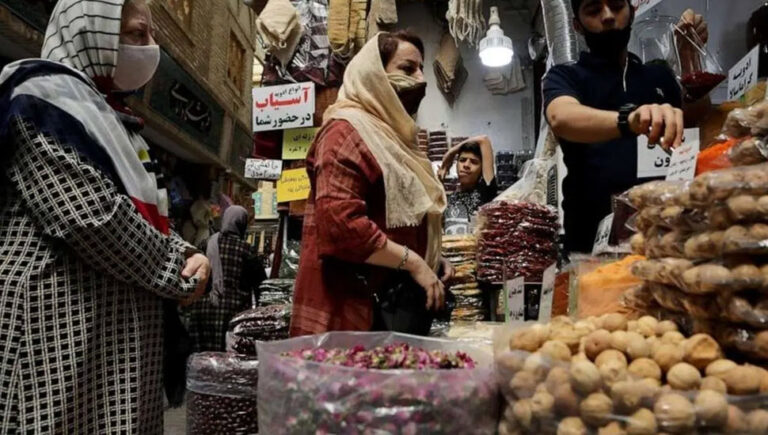 النظام الإيراني يجوّع شعبه: فجوة معيشية مرعبة وحصار رقمي يخنق المواطنين
