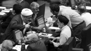 صراع الذئاب يمزق قمة الهرم.. فوضى شاملة وانقسامات حادة تضرب أجنحة النظام الإيراني
