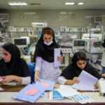 مستشفيات طهران بلا أطباء: هجرة الممرضين والأخصائيين تعري عقم النظام الملالي