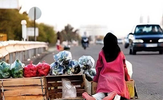 رصيف الجوع بديلًا عن مقاعد الدراسة: التآكل البنيوي يلتهم طفولة مليوني طفل إيراني