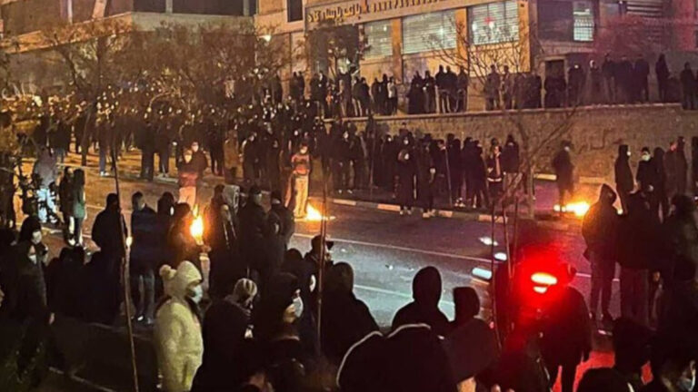لا لسرقة الثورة ولا للاستبداد: دماء يناير ترسم حدوداً دموية ضد نظام الملالي وبقايا الشاه