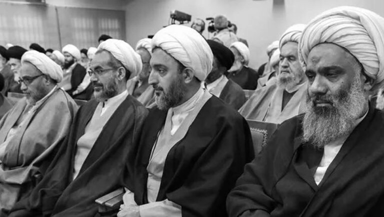 تصاعد الصراع داخل النظام الإيراني حول المفاوضات مع الولايات المتحدة.. بيانات متضاربة بين مجلس الخبراء والحوزة العلمية وهتافات ضد عراقجي