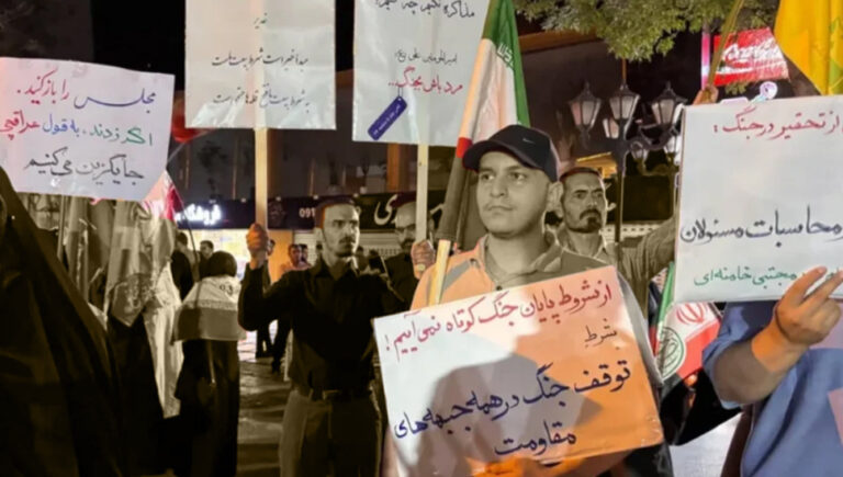 انفجارُ خلافات بعد سيرك جنازة: انهيار مسودة تفاهم يدفع نظام الولي الفقيه نحو خيارات انتحارية