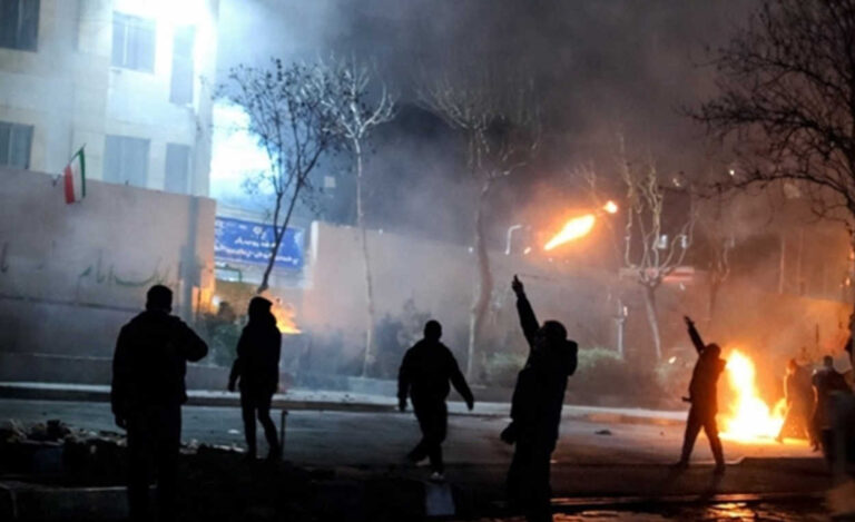وهمُ عدو خارجي: كيف تعيد إرادة داخلية رسم مستقبل إيران؟
