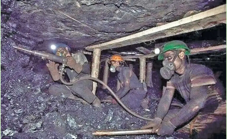 مناجم إيران.. مقابر للعمال وثروات ينهبها الحرس