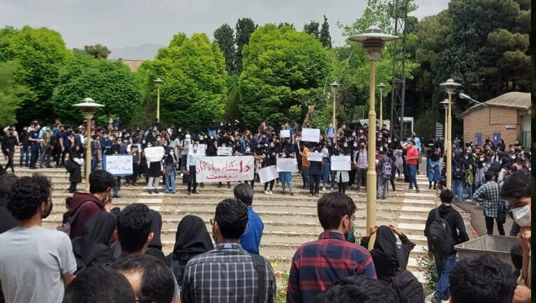 من الجامعة إلى الشارع.. سلسلة تجمعات احتجاجية في إيران