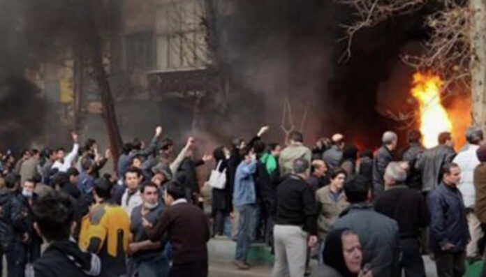 هلعٌ رسمي في طهران من تكرار الانتفاضة وسط اعترافات بعجز الحلول الأمنية أمام تجويع المواطنين