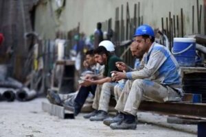إيران.. البطالة الحقيقية خمسة أضعاف الأرقام الرسمية ومليون عامل يغادرون سوق العمل