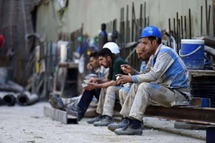 إيران.. البطالة الحقيقية خمسة أضعاف الأرقام الرسمية ومليون عامل يغادرون سوق العمل