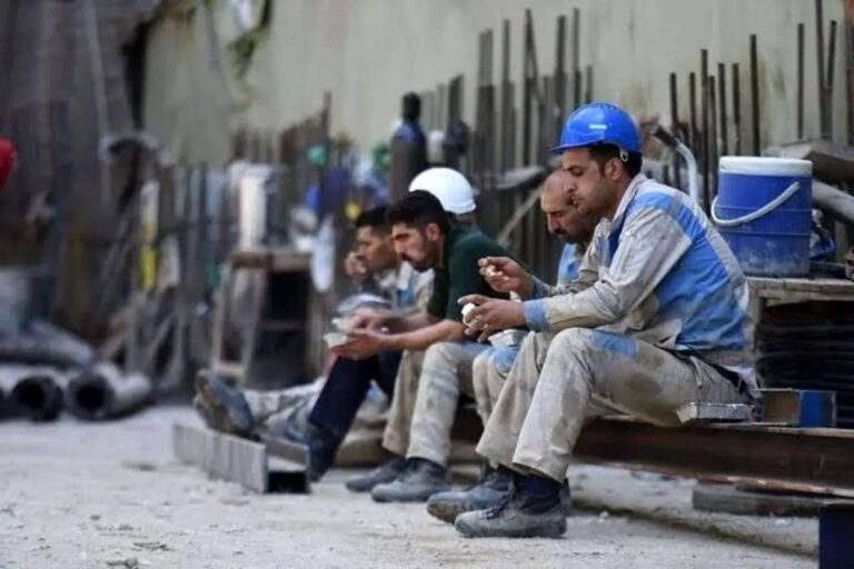 إيران.. البطالة الحقيقية خمسة أضعاف الأرقام الرسمية ومليون عامل يغادرون سوق العمل