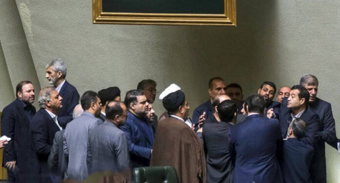 صراع الأجنحة وفراغ السلطة: تصدع ركيزة الولي الفقيه يشل هرم الحكم في طهران