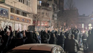 الشابات في طليعة الانتفاضة: منظومة قمع في طهران تحاصر جيل غد بملاحقات قضائية