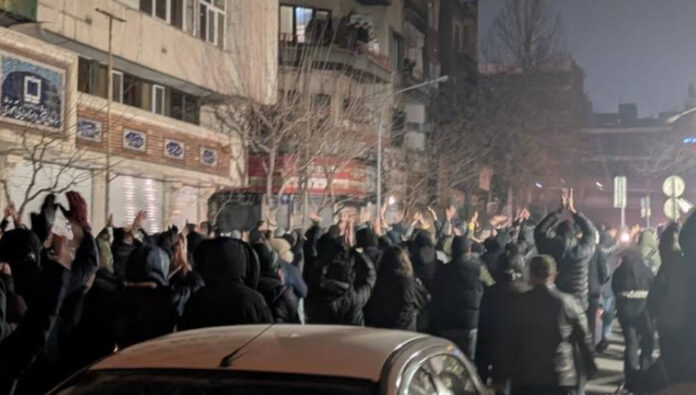 الشابات في طليعة الانتفاضة: منظومة قمع في طهران تحاصر جيل غد بملاحقات قضائية