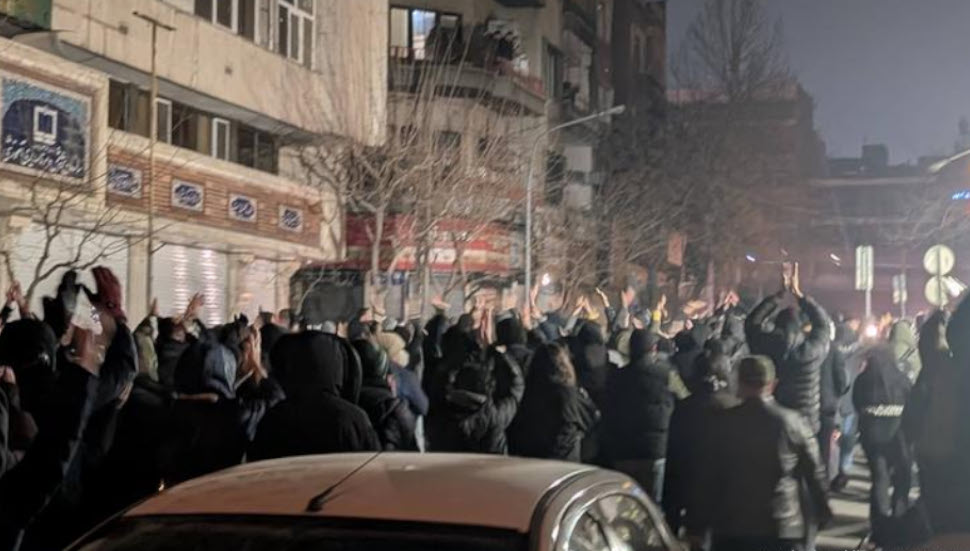 الشابات في طليعة الانتفاضة: منظومة قمع في طهران تحاصر جيل غد بملاحقات قضائية