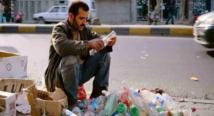 تقريرٌ رسمي يفضح سقوط 63 مليون إيراني تحت خط الفقر وعجز الأجور عن تغطية نفقات 8 أيام