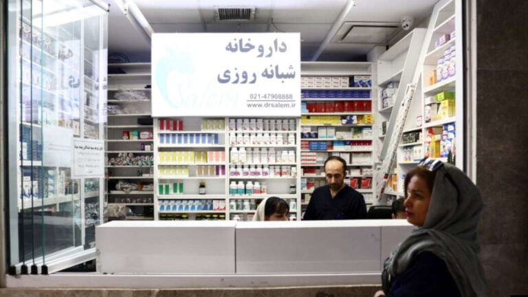رفع الدعم الحكومي عن الدواء وانهيار العملة يهددان حياة ملايين الإيرانيين