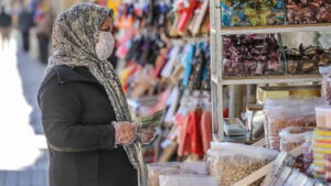 اقتصادي إيراني يحذر: الأوضاع الاقتصادية «بالغة السوء» وارتفاع سعر الصرف قد يدفع البلاد نحو التضخم المفرط