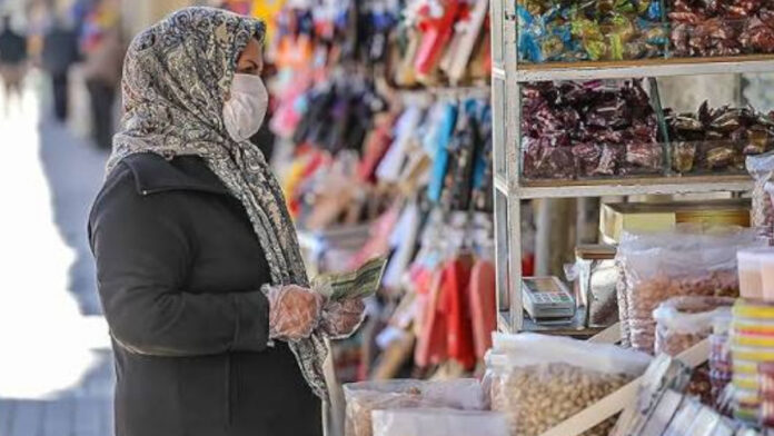 اقتصادي إيراني يحذر: الأوضاع الاقتصادية «بالغة السوء» وارتفاع سعر الصرف قد يدفع البلاد نحو التضخم المفرط