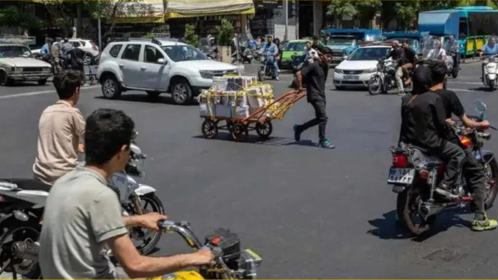 تداعيات الحرب تضرب اقتصاد إيران: فقدانُ 600 ألفِ وظيفةٍ صناعية وتفاقمُ أزمةِ المعيشة