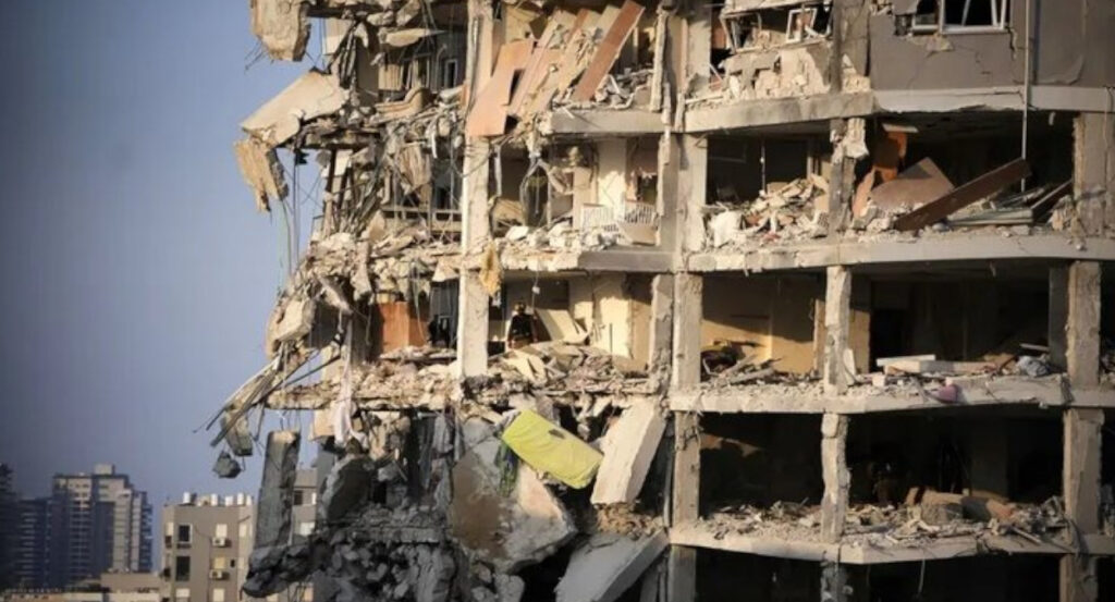 مأزق الحرب وسُمّ التفاوض: النظام الإيراني يواجه انسداداً شاملاً وخطر انفجار شعبي