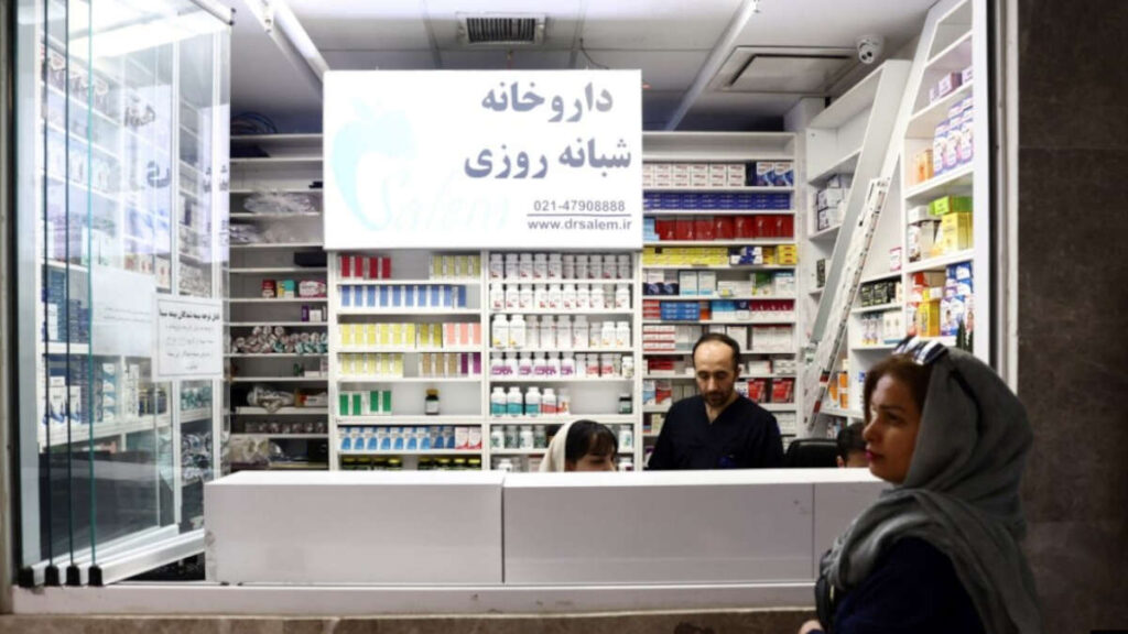 أزمة الدواء تتفاقم في إيران.. ثلثا الأدوية ارتفعت أسعارها ونقص يهدد المرضى