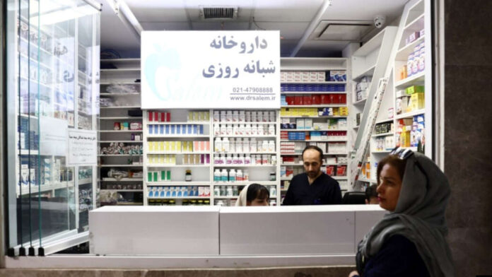 أزمة الدواء تتفاقم في إيران.. ثلثا الأدوية ارتفعت أسعارها ونقص يهدد المرضى