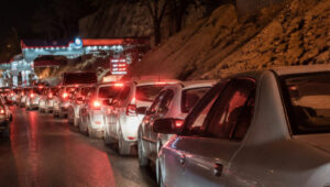 إيران: إغلاق محطات البنزين وطوابير طويلة وسط غضب شعبي من رفع الأسعار
