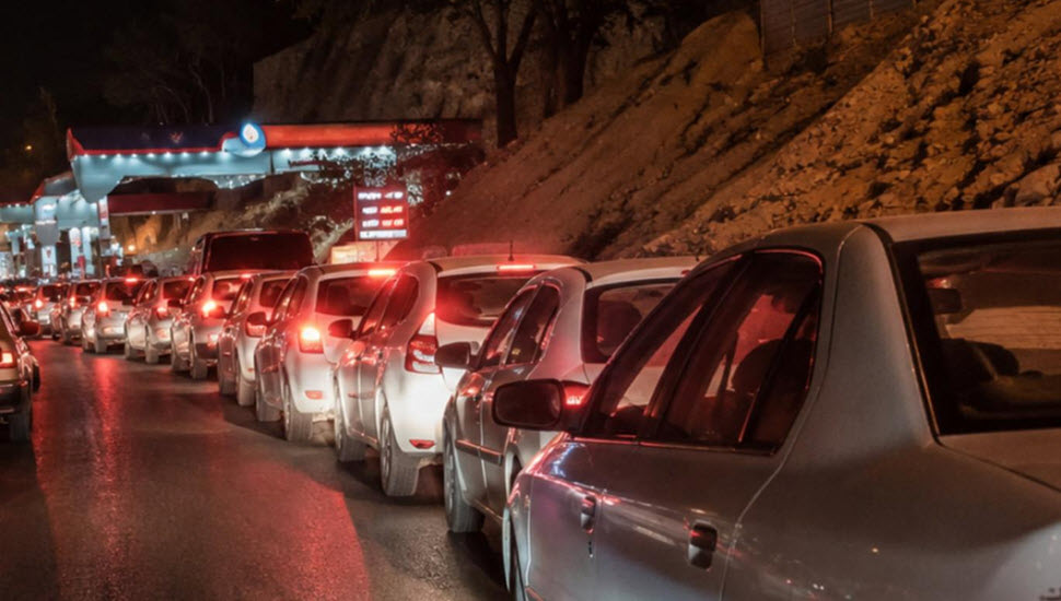 إيران: إغلاق محطات البنزين وطوابير طويلة وسط غضب شعبي من رفع الأسعار