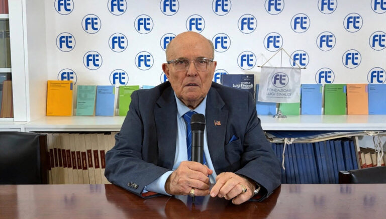 جولياني: المجلس الوطني للمقاومة الإيرانية بديل جاهز لمرحلة ما بعد سقوط النظام