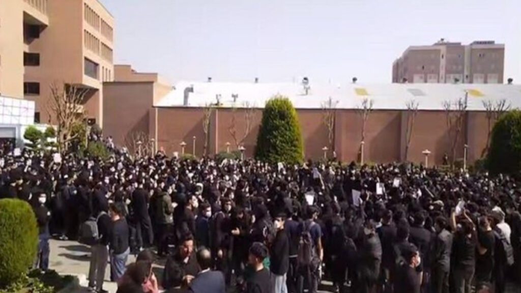 إقصاءٌ تعسفي للطلاب في إيران يكشف ذعر المنظومة الحاكمة من تجدد الحراك الطلابي ضد الاستبداد